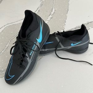 Nike Phantom indoor soccer cleats size men’s 7 or women’s 9 Color:Black and blue